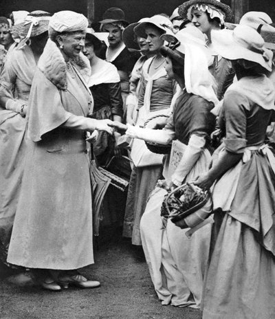 La reine Mary au vieux marché et foire de Westminster dans Deans Yard, Westminster, c1936 - Unbekannt