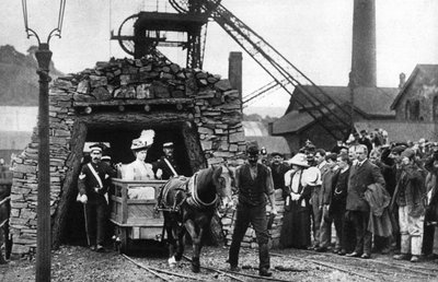 La reine Mary visitant une mine de charbon galloise - Unbekannt