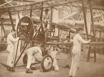 Apprentis de la RAF gréant un avion à l