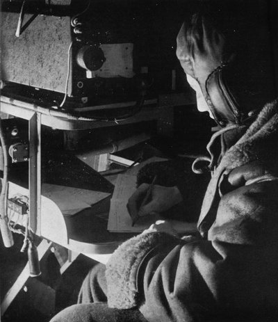 Opérateur radio du RAF Coastal Command à bord de son avion, vers 1940-1943 - Unbekannt