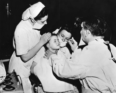 Traitement au radium pour guérir une infection nasale, France, c1947-1951 - Unbekannt