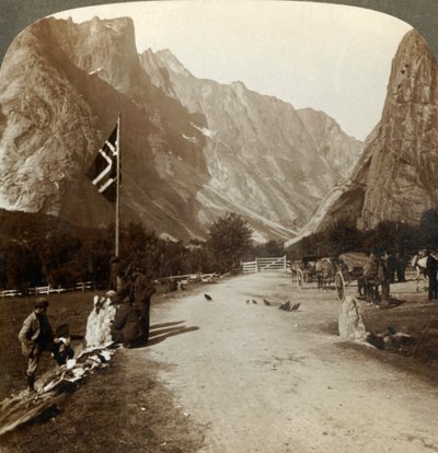 Chaîne déchiquetée des Troldtinder ou Pinnacles de la Sorcière depuis la route de la vallée, Horgheim, Norvège - Unbekannt