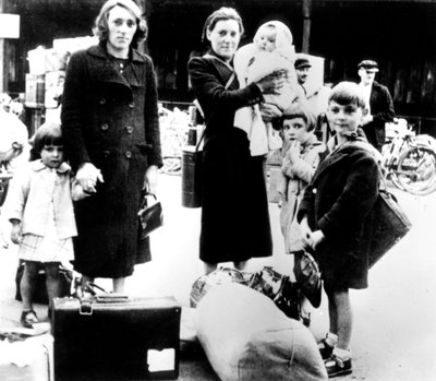 Réfugiés avec leurs biens, Paris occupé par les Allemands, juillet 1940 - Unbekannt