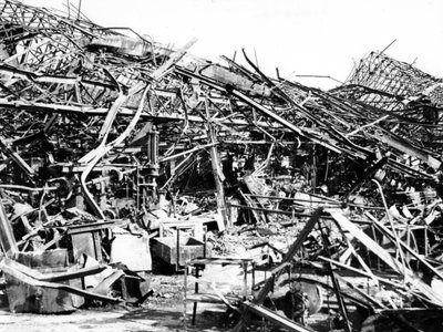 Usine Renault détruite par les bombardements alliés, Sèvres, près de Paris - Unbekannt