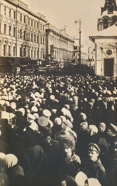 Foules révolutionnaires à la Tverskaya, Moscou, Russie, vers 1905-1917 - Unbekannt