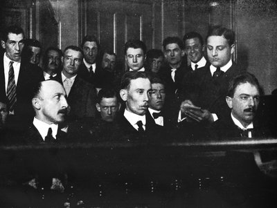 Robert Fay à gauche et ses deux complices photographiés au tribunal, 1915 - Unbekannt