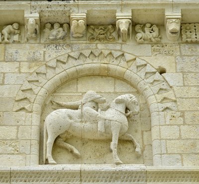 Art roman : détail de la façade représentant Hugues de Surgères et Geoffroy de Vendôme ou l