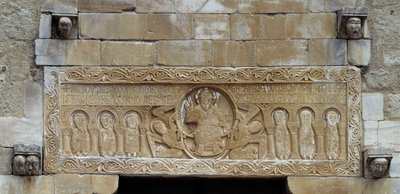 Art roman : linteau représentant un groupe d