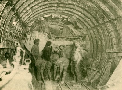 Coupe-rotatif en action dans le tube élargi de la ligne de chemin de fer City and South London, c1930 - Unbekannt
