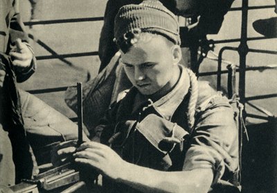 Marine royale vérifiant sa mitrailleuse, Seconde Guerre mondiale, vers 1939-1943 1944 - Unbekannt
