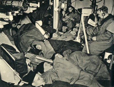 Marines royaux dormant dans la tourelle d
