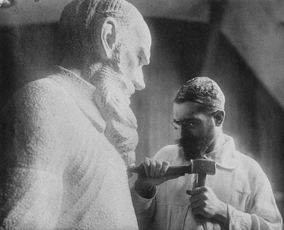Sculpteur russe Sergey Merkurov 1881-1952 travaillant sur sa statue de Léon Tolstoï - Unbekannt