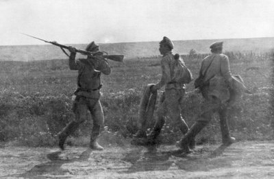 Soldat russe attaquant son camarade en retraite, Ternopil, Ukraine, Première Guerre mondiale, 1er juillet 1917 - Unbekannt