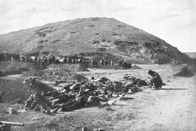 Soldats russes collectant des cartouches sur les morts avant l