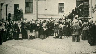 Femmes de soldats russes attendant des nouvelles du front, Première Guerre mondiale, 1915, vers 1920 - Unbekannt
