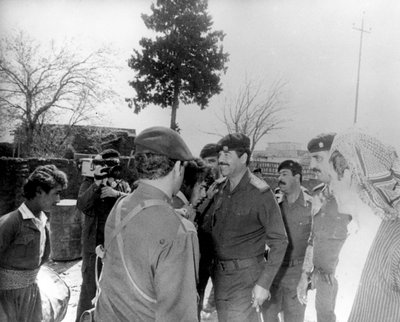 Saddam Hussein parcourant la nation, Irak, 1987 - Unbekannt