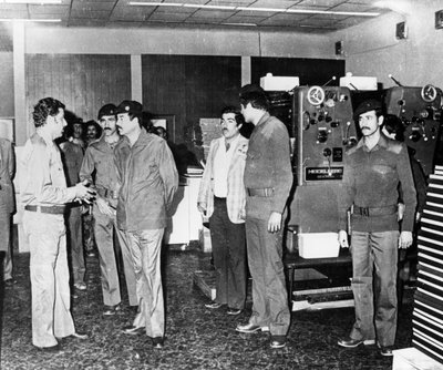 Saddam Hussein visitant une imprimerie d
