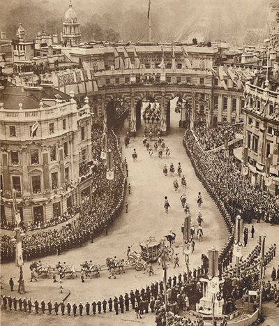 Les marins longent la route à Trafalgar Square, 12 mai 1937 - Unbekannt