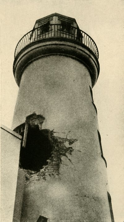 Le phare de Scarborough touché par une bombe allemande, Première Guerre mondiale, décembre 1914, vers 1920 - Unbekannt