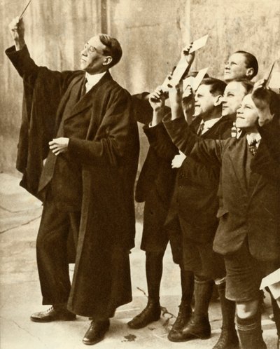 Écoliers et professeur observant une éclipse solaire, Grande-Bretagne, 1921, 1935 - Unbekannt