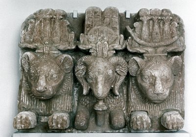 Sculpture de trois têtes d