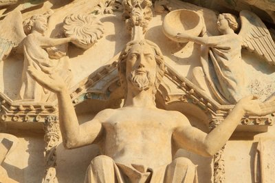 Sculpture du Christ assis sur un trône. Le Jugement Dernier. Tympan du portail central ouest. Cathédrale Saint-Étienne. Gros plan. - Unbekannt