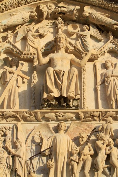 Sculpture du Christ assis sur un trône. Le Jugement Dernier. Tympan du portail central ouest. Cathédrale Saint-Étienne. - Unbekannt
