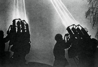 Opérateurs de projecteurs se préparant à un raid de bombardement nocturne, Moscou - Unbekannt