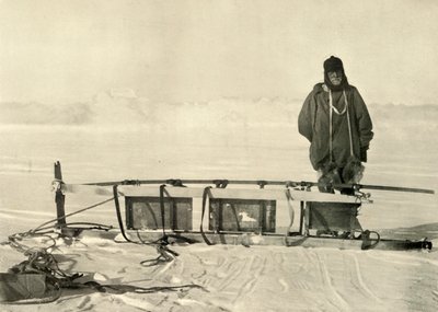 Shackleton debout près du traîneau sud cassé, vers 1908, 1909 - Unbekannt