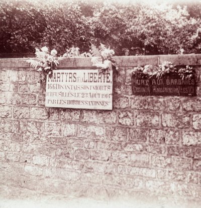 Panneau en mémoire des civils fusillés par les Allemands, Dinant, Belgique, vers 1914-1918 - Unbekannt