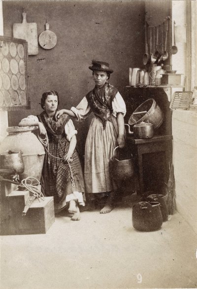 Petits métiers : portrait de deux femmes portant de l