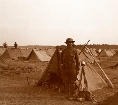 Soldat debout près de la tente, camp américain, Melette, France, vers 1914-1918 - Unbekannt