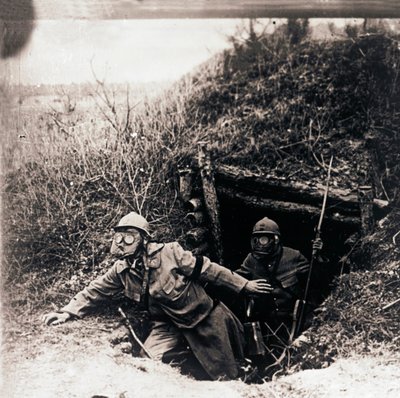 Soldats en masques à gaz sortant des tranchées, vers 1914-1918 - Unbekannt