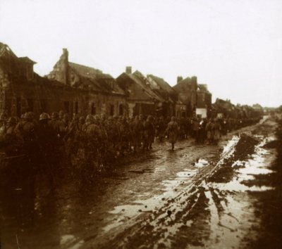 Soldats marchant devant des maisons bombardées, Champagne, nord de la France - Unbekannt