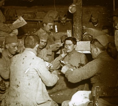 Soldats jouant à la Manille [jeu de cartes] dans les tranchées, vers 1914-1918 - Unbekannt