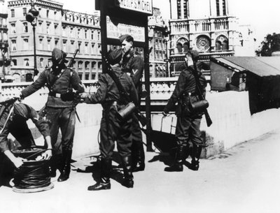 Soldats avec un câble téléphonique sur le Pont Saint-Michel, Paris - Unbekannt