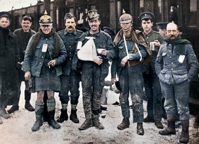 Quelques blessés joyeux des combats de Neuve Chapelle, portant des casques allemands capturés, 1915 - Unbekannt