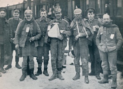Quelques blessés joyeux des combats de Neuve-Chapelle, portant des casques allemands capturés, 1915 - Unbekannt