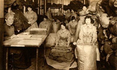 Tri des uniformes au magasin de vêtements WAAC, Première Guerre mondiale, 1914-1918, 1933 - Unbekannt