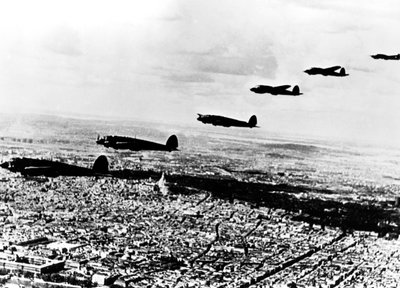 Escadron de bombardiers allemands Heinkel He 111 survolant Paris occupé, juillet 1940 - Unbekannt