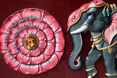 Temple hindou Sri Vadapathira Kaliamman. Éléphant et fleur de lotus. Singapour - Unbekannt