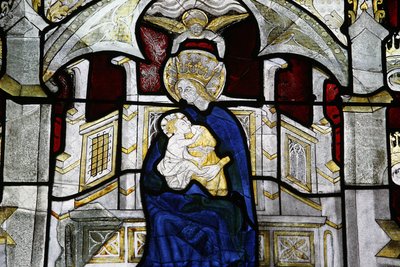 Vitrail à la collégiale Notre-Dame des Marais : Vierge et l