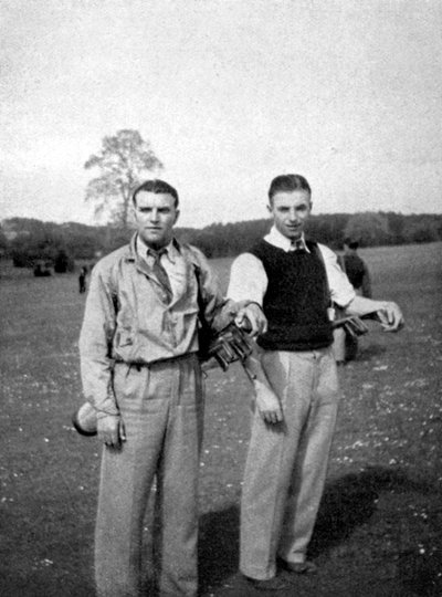 Stanley Matthews et Eddie Hapgood font une pause entre deux coups de golf, 1945 - Unbekannt