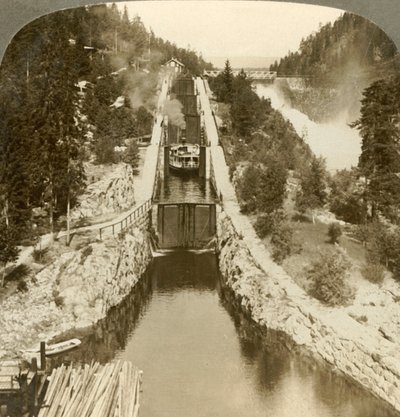 Bateau à vapeur gravissant une colline à côté de la cascade de Vrang, par écluses à Bandak-Nordsjo, Norvège, vers 1905 - Unbekannt