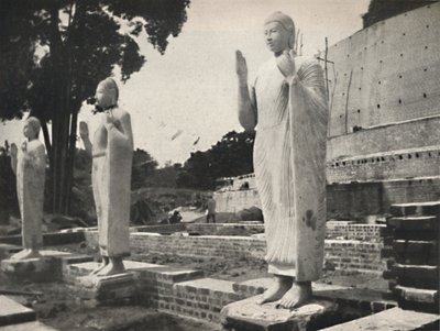 Statues de pierre devant la restauration de la Ruwanwali-Dagoba, Anuradhapura, 1926 - Unbekannt