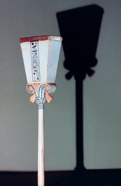 Fleur de lotus stylisée, polissoir en ivoire, XIVe siècle av. J.-C. - Unbekannt