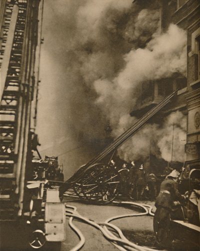 Maîtriser un incendie dans une rue étroite de la ville, vers 1935 - Unbekannt