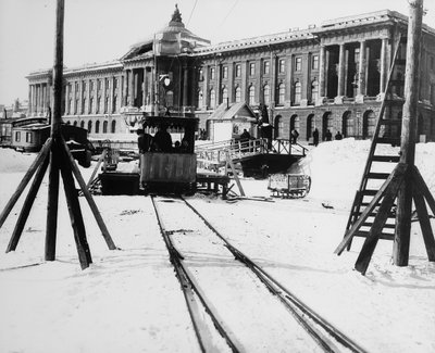 Gare de banlieue devant l