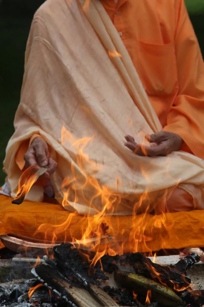 Swami Veetamohanda effectuant le rituel du feu homa dans le jardin du centre védantique Ramakrishna. Gretz, France - Unbekannt