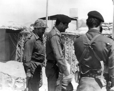 Taha Yassin Ramadan et Saddam Hussein inspectant le front de Bassora, Irak, février 1987 - Unbekannt